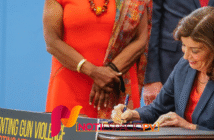 Notiespacio PV | Se eleva a 21 años la edad legal para comprar fusiles semiautomáticos en Nueva York