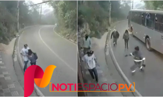 Noticias de Puerto Vallarta | NotiespacioPV | VIDEO: Hombre intenta asaltar a mujer y pasajeros de camión bajan para defenderla
