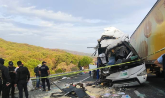 Noticias de Puerto Vallarta | NotiespacioPV | Choque en El Arenal deja dos muertos y 20 heridos