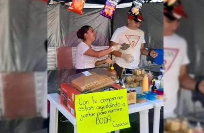 Noticias de Puerto Vallarta | NotiespacioPV | Novios ponen puesto de antojitos para pagar su boda y se vuelven virales