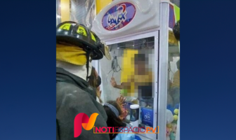 Noticias de Puerto Vallarta | NotiespacioPV | Bomberos rescatan a niño que quedó atrapado en máquina de peluches en CdMx