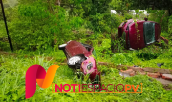 Notiespacio PV | Conductor evita chocar contra moto y termina en el barranco en la carretera 544