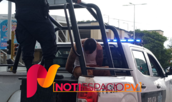 Notiespacio PV | Sujeto intenta asaltar a mujer y es detenido por "playeros"; policías lo rescatan