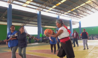 Noticias de Puerto Vallarta | NotiespacioPV | Abuelita se hace viral por su habilidad para jugar basquetbol