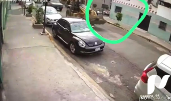 Noticias de Puerto Vallarta | NotiespacioPV | Video: Conductor se sube a banqueta y arrolla a abuelita en Edomex