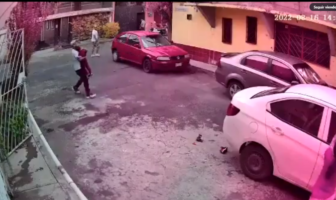 Conductor se echa de reversa y atropella a menor que intentó rescatar su juguete Noticias de Puerto Vallarta | NotiespacioPV | Conductor se echa de reversa y atropella a menor que intentó rescatar su juguete