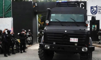 Noticias de Puerto Vallarta | NotiespacioPV | Bajo un fuerte operativo "La Vaca" fue trasladado al penal de Almoloya