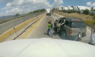 Noticias de Puerto Vallarta | NotiespacioPV | VIDEO: Civiles armados roban tráiler en la carretera Querétaro-Chimequillas