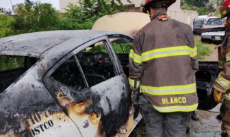 Notiespacio PV | Sujeto prende fuego a taxi y se da a la fuga