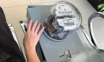 Noticias de Puerto Vallarta | NotiespacioPV | Arranca medidor de luz para llevarlo a arreglar a la CFE