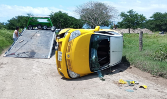 Notiespacio PV | Hallan taxi siniestrado en Las Juntas; se encontraba abandonado