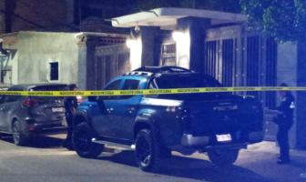 Notiespacio PV | Localizan el cuerpo de un hombre en la entrada de un domicilio en Las Juntas