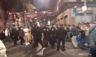 Noticias de Puerto Vallarta | NotiespacioPV | VIDEOS: Asistentes a concierto de Grupo Firme se enfrentan con policías en el Zócalo