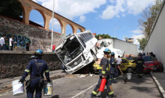 Noticias de Puerto Vallarta | NotiespacioPV | Tráiler arrolla a 22 vehículos en la México-Querétaro