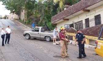 Notiespacio PV | Intenta detener su camioneta y termina prensado