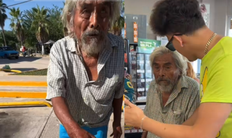 Noticias de Puerto Vallarta | NotiespacioPV | Influencer HotSpanish compra despensa a un abuelito de Mezcalitos, BadeBa