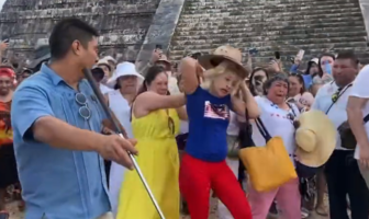 Noticias de Puerto Vallarta | NotiespacioPV | "¡Sacrificio!" piden turistas para una mujer que subió a la pirámide de Chichen Itzá