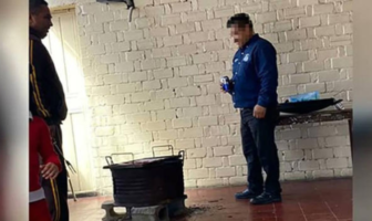 Noticias de Puerto Vallarta | NotiespacioPV | Director de primaria de Coahuila es captado con "carnita asada" y "chelas" en salón de clases