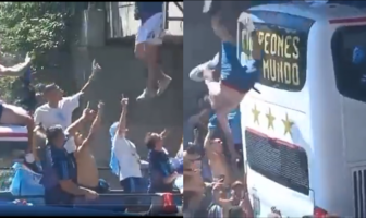 Noticias de Puerto Vallarta | NotiespacioPV | VIDEO: Dos fans se lanzan al autobús de la Selección Argentina durante el festejo mundialista