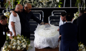 Noticias de Puerto Vallarta | NotiespacioPV | Dan el último adiós al "rey" Pelé en velorio público