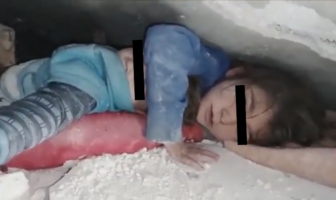 Noticias de Puerto Vallarta | NotiespacioPV | Niña protege a su hermanito debajo de los escombros de un edificio en Turquía