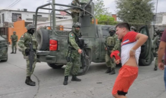 Noticias de Puerto Vallarta | NotiespacioPV | Ciudadanos reclaman muerte de cinco jóvenes a militares y estos los dispersan a balazos
