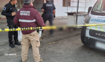 Notiespacio PV | Fallece un hombre en la banqueta de la calle Independencia en Ixtapa