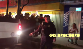 La mujer lloró desconsoladamente mientras identificaba el cuerpo de su hijo, quien fue abatido mientras realizaba un atraco a una tienda. El cómplice de su hijo huyó del lugar de los hechos.