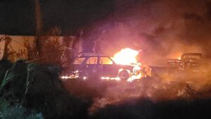Incendio consume al menos 10 vehículos en Grúas Aries