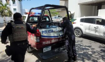 Notiespacio PV | Detienen a sujeto por dañar vehículos en la vía pública en Versalles