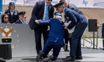 Noticias de Puerto Vallarta | NotiespacioPV | Presidente Biden sufre caída tras dar un discurso en academia militar