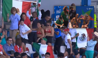 Noticias de Puerto Vallarta | NotiespacioPV | Equipo de natación artística pone ambiente bailando Payaso de Rodeo