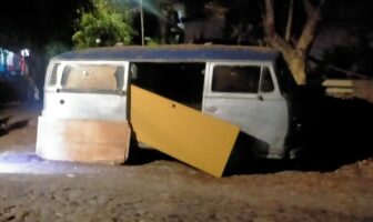 Notiespacio PV | Hallan cadáver al interior de una vieja combi en la colonia Lázaro Cárdenas