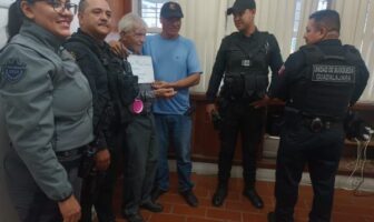Elementos de la SSE asisten a adulto mayor con Alzheimer y lo reúnen con su hijo en Guadalajara