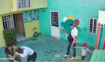 Padres encañonan a maestra en Edomex y la obligan a pedir perdón de rodillas
