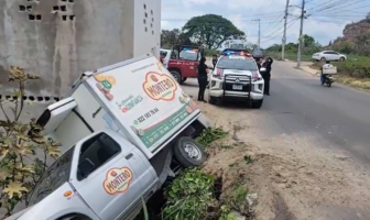 Camioneta de conocida frutería de Puerto Vallarta termina volcado