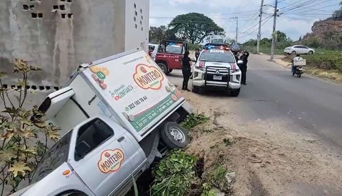 Camioneta de conocida frutería de Puerto Vallarta termina volcado