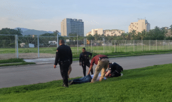 Hombre sale de fiesta y termina golpeado y abandonado en camellón