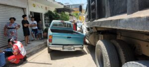 Accidente vial en Puerto Vallarta: Camión de carga impacta a tres vehículos estacionados