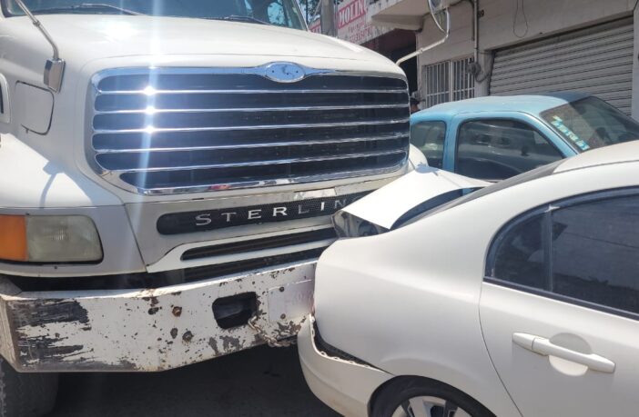 Accidente vial en Puerto Vallarta: Camión de carga impacta a tres vehículos estacionados