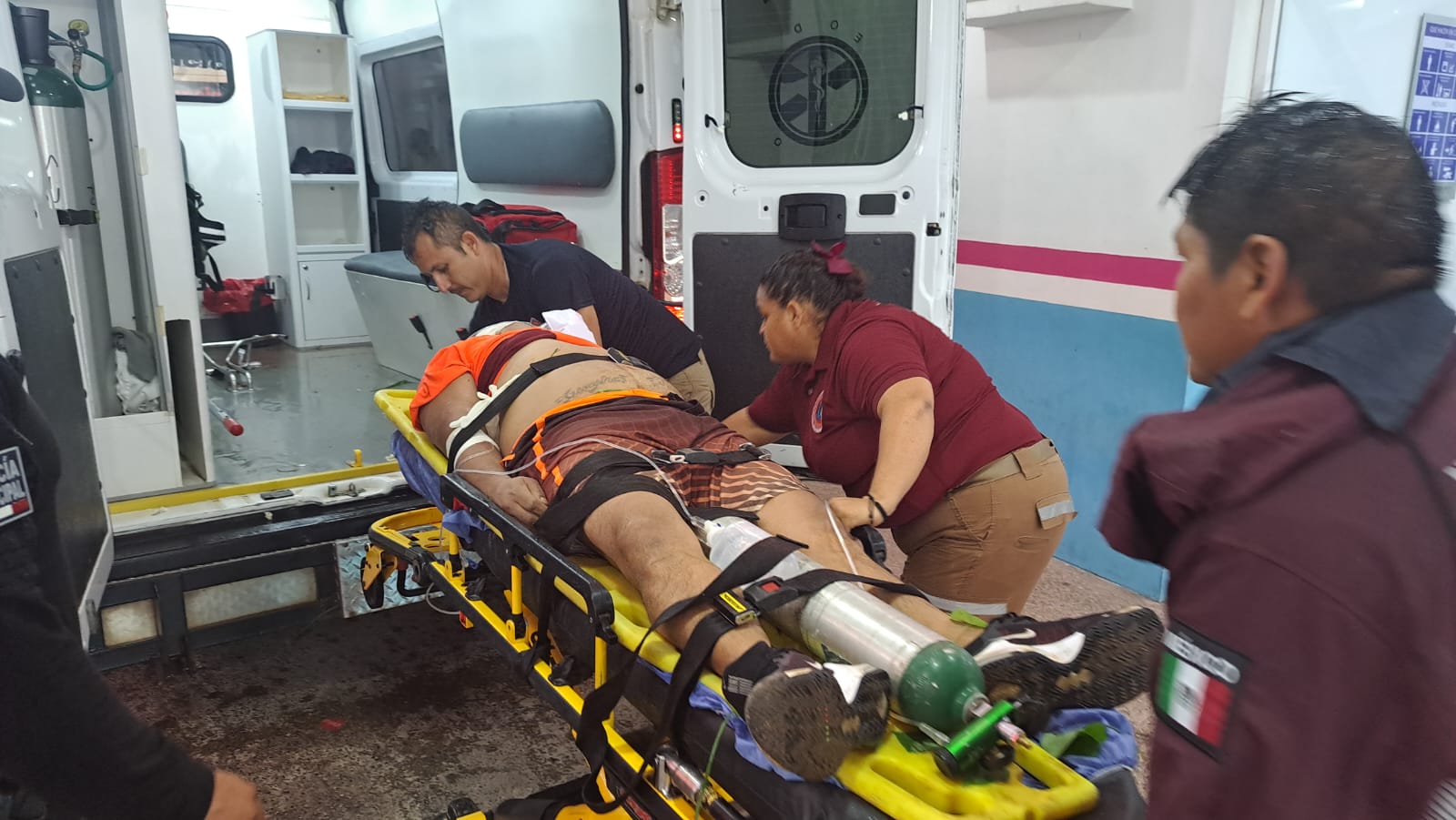 Hombre es hallado gravemente herido en terreno baldío en Ixtapa