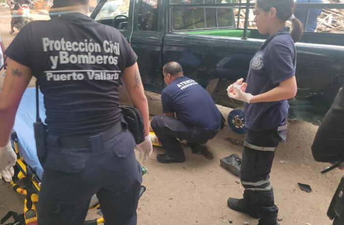 Motociclista queda bajo las llantas de una camioneta en la colonia Guadalupe Victoria