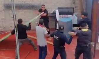 Detención 'inusual' con palos y ladrillos genera controversia