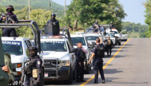 Enfrentamientos armados y bloqueos carreteros tras ataque a caseta de vigilancia en Michoacán