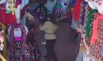 Mujer agrede con un bate a abuelita en un mercado de Michoacán