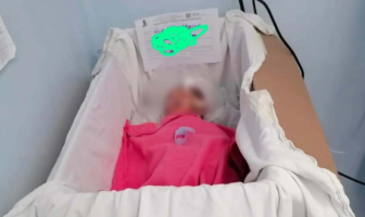 Recién nacido es clocado en caja de cartón en hospital de Oaxaca