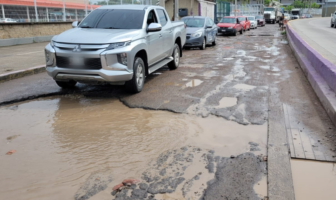 ¡Reparación del carril lateral frente a Home Depot quedó a medias!