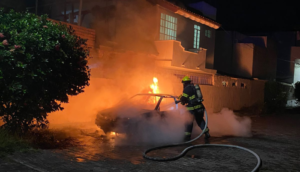 Vehículo arde en llamas en la colonia Villas del Mar