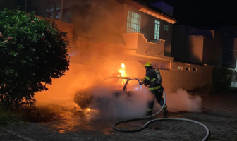 Vehículo arde en llamas en la colonia Villas del Mar
