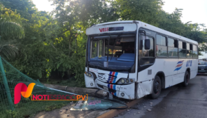 Camión ATM impacta contra poste sobre la Av. Medina Ascencio